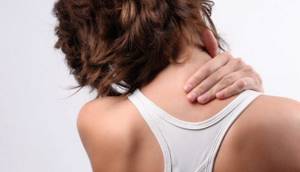 При кашле болит спина в области лопаток: отчего бывает и как лечить