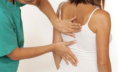 При кашле болит спина в области лопаток: отчего бывает и как лечить