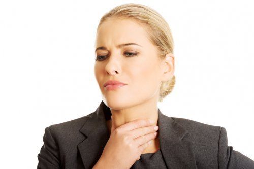 Болит горло и сухой кашель: что может быть причиной и чем лечить
