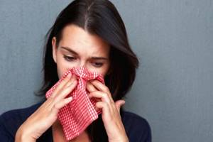 Чихание и насморк без температуры: о чем это говорит и как лечить