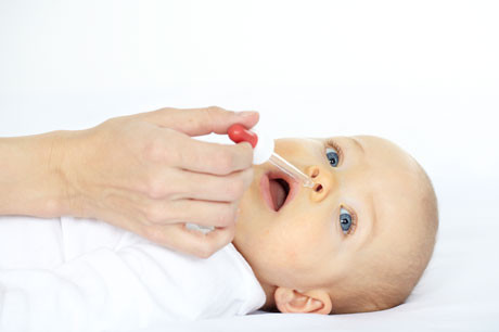 Чем лечить насморк у новорожденного и чего следует опасаться