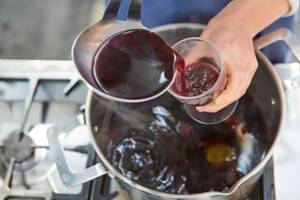 Вино теплое от кашля: полезные свойства и популярные рецепты